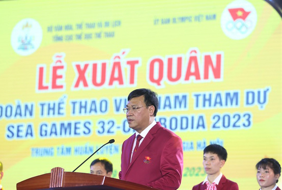 Tổng cục trưởng Tổng cục Thể dục Thể thao, Trưởng đoàn Thể thao Việt Nam tại SEA Games 32 Đặng Hà Việt báo cáo về công tác chuẩn bị của Đoàn Thể thao Việt Nam tại Lễ xuất quân.